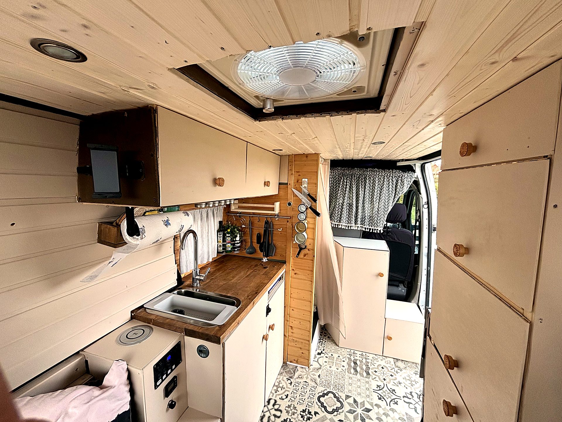 Küche mit Gaskocher, Spüle und Stauraum im Columbus Campervan
