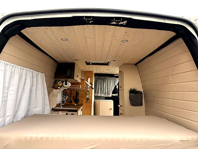 Blick vom Bett in den Van